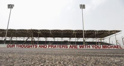 "Nuestros pensamientos y oraciones están contigo Michael". El GP de Bahrain ha amanecido este jueves con un mensaje de apoyo al piloto