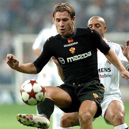 Cassano, marcado por Roberto Carlos, en la pasada Liga de Campeones.