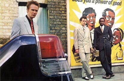 El 'manager' de los Sex Pistols, en el verano de 1973, junto a dos modelos vistiendo trajes de los cuarenta y cincuenta.