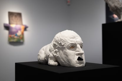 La obra 'Perro creador', de Guillermo Ros, que se exhibe en la exposición.