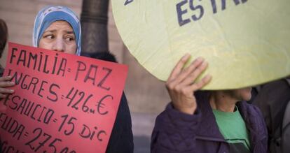 Protestes davant de l'Ajuntament durant el ple.