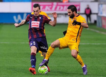 Gonzalo Escalante (i) y Arda Turan en un momento del partido.