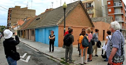 Un grupo de arquitectos extranjeros de visita en el barrio de El Cabanyal.