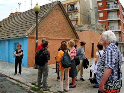 Un grupo de arquitectos extranjeros de visita en el barrio de El Cabanyal.