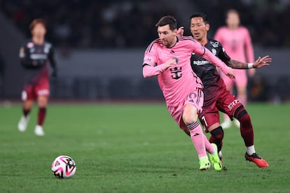 Lionel Messi, del Inter de Miami, esquiva a un jugador del Vissel Kobe japonés durante la segunda mitad del partido de pretemporada en el Estadio Nacional de Japón, en Tokio, el miércoles.