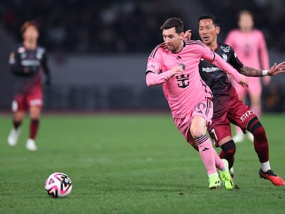 Lionel Messi, del Inter de Miami, esquiva a un jugador del Vissel Kobe japonés durante la segunda mitad del partido de pretemporada en el Estadio Nacional de Japón, en Tokio, el miércoles.