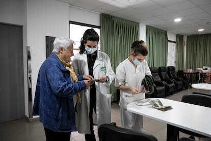 Trabajadoras y una usuaria, en la residencia Sant Pere Les Fonts de Terrassa.