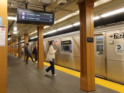 Gente esperando en una de las estaciones de metro de Long Island.