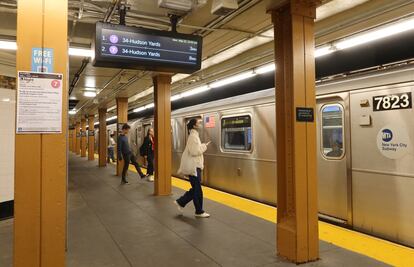 Gente esperando en una de las estaciones de metro de Long Island.