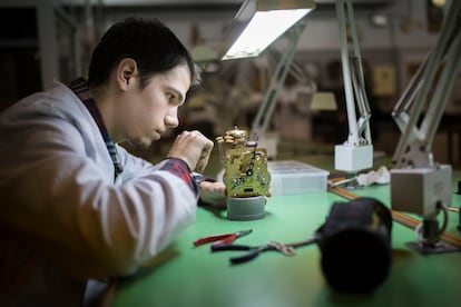 Un estudiante de Formacion Profesional en un instituto  de Barcelona.