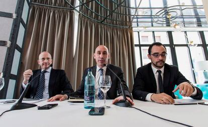 Luis Rubiales, candidato a la presidencia de la Federación, acompañado por dos miembros de su equipo, González-Cueto (izquierda) y Alfonso Olivares.