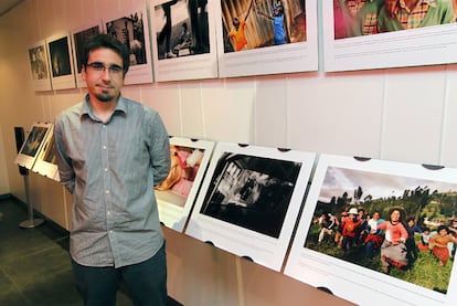 El fotógrafo bilbaíno Mikel Bastida junto a las imágenes que se muestran en la Fnac de Bilbao.