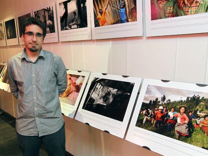 El fotógrafo bilbaíno Mikel Bastida junto a las imágenes que se muestran en la Fnac de Bilbao.