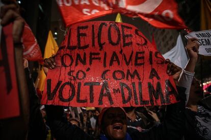 Manifestantes protestan contra el presidente de Brasil Michel Temer en la avenida Paulista de Sao Paulo.