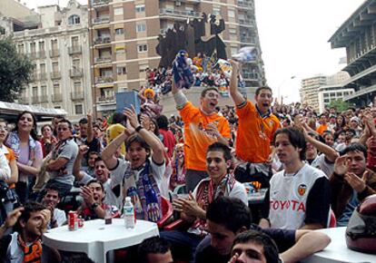 Aficionados del Valencia celebran el título junto al estadio de Mestalla.