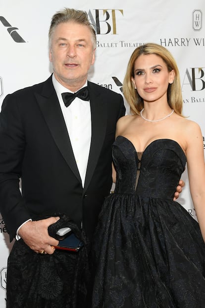 El actor Alec Baldwin (61 años) está casado desde 2012 con la instructora de yoga, nacida en Mallorca, Hilaria Baldwin (35 años).

Diferencia de edad: 34 años.