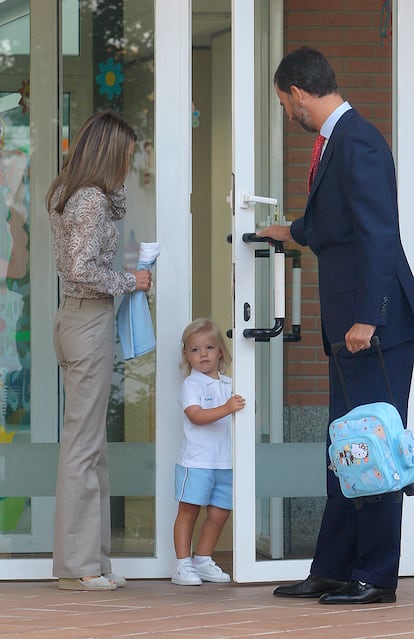 En septiembre de 2009, la infanta Sofía comenzó su formación educativa, convirtiéndose en una nueva alumna de la guardería del Cuartel del Rey en El Pardo, Madrid, el mismo centro al que acudió su padre y su hermana mayor. Llegó acompañada de sus padres con su uniforme del centro, una mochila de ruedas a juego con los pantalones y muy sonriente. Habituada a ser el centro de atención, se paró ante las cámaras de los fotógrafos allí presentes y posó para ellos. Al igual que con la princesa Leonor, sus padres escogieron esta guardería por la proximidad con su residencia y por seguridad.