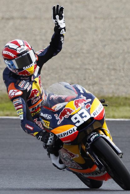 El piloto de Derbi Marc Márquez celebra su victoria tras imponerse en el Gran Premio de Japón de 125cc.