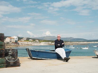 El arquitecto David Chipperfield en Corrubedo, la localidad coruñesa donde veranea desde hace años y donde pasó la pandemia.