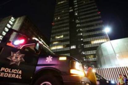 Imagen hoy, 18 de junio de 2013, de policías federales en las inmediaciones de la sede central de la estatal petrolera mexicana Pemex, ubicada en la capital del país.