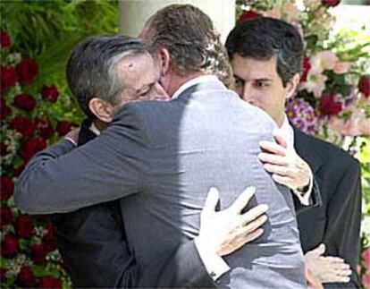 El Rey abraza a Adolfo Suárez en presencia de uno de los hijos del ex presidente del Gobierno.