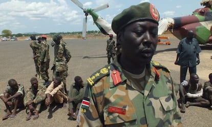 Un grupo de soldados sudaneses, hechos prisioneros en los choques fronterizos, esperan sentados en Juba, capital de Sud&aacute;n del Sur.
 