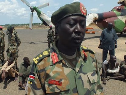 Un grupo de soldados sudaneses, hechos prisioneros en los choques fronterizos, esperan sentados en Juba, capital de Sud&aacute;n del Sur.
 