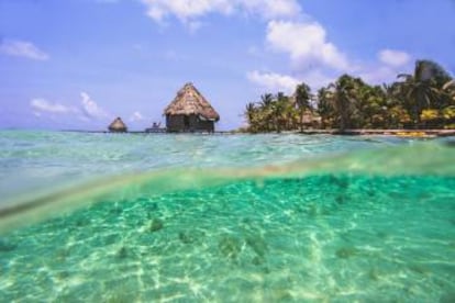 Cabañas sobre palafitos en el atolón de Glover, en Belice.