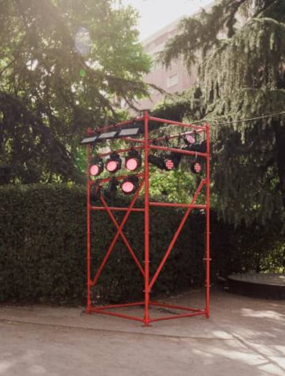 Los andamios rojos convivieron con las esculturas neoclásicas del Jardín Parque Florido. |