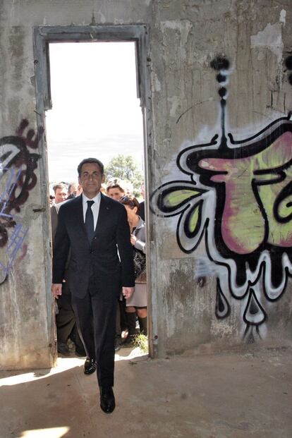 El expresidente de Francia Nicolas Sarkozy durante una ceremonia en el campo de Rivesaltes en abril de 2012 en la que reconoció la "responsabilidad histórica" de Francia en el abandono de los veteranos harki argelinos que lucharon por Francia, después de la guerra de Argelia en 1962.