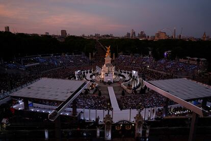 Vista general de la plaza frente al palacio de Buckingham, donde miles de personas vieron las actuaciones.