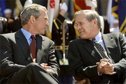 George W. Bush y el secretario de Defensa de EE UU, Donald Rumsfeld.