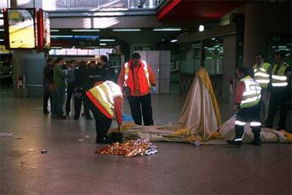 Sanitarios del Samur y vigilantes de Atocha, en el vestíbulo de la estación de Cercanías, donde murió Antonio Mena.