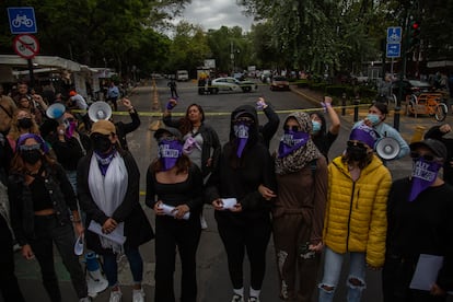 Alumnas del IPN exclaman consignas en contra de la manipulación de imágenes con fines sexuales.