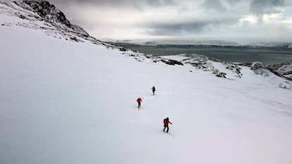 El astrofísico Kike Díez, escoltado por los guías Iñaki Zuza y Josito Fernández, en un glaciar de la isla Livingston (Antártida).