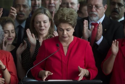 Dilma Rousseff, cercada de ex-ministros e parlamentares do PT, ao falar à imprensa após o impeachment: "Acabam de derrubar a primeira presidenta eleita sem um motivo constitucional. O golpe vai atingir qualquer organização política progressista", discursou Dilma. 