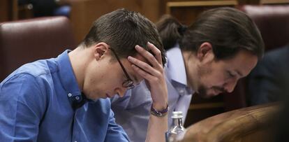 &Iacute;&ntilde;igo Errej&oacute;n (izquierda) y Pablo Iglesias en el Congreso, el pasado d&iacute;a 15.