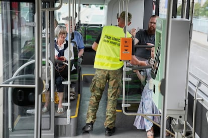 La policía de fronteras polaca verifica la documentación de los pasajeros en un autobús entre Fráncfort del Oder (Alemania) y Slubice (Polonia).