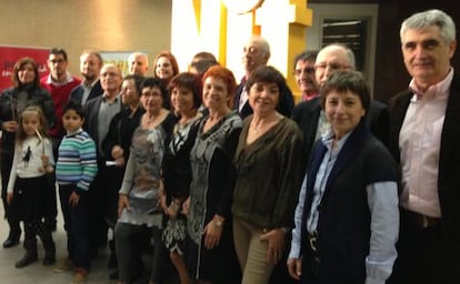 Los premiados en la Nit d'Escola Valenciana con el presidente de la entidad, Vicent Moreno.