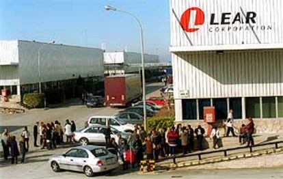 Trabajadores de Lear protestan ayer a las puertas de la fábrica al conocer la decisión de cerrar.