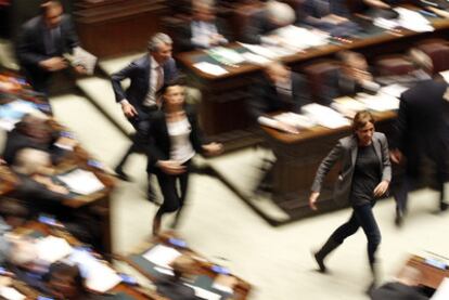 Varios diputados corren para llegar a la votación en la Cámara de Diputados, en Roma.