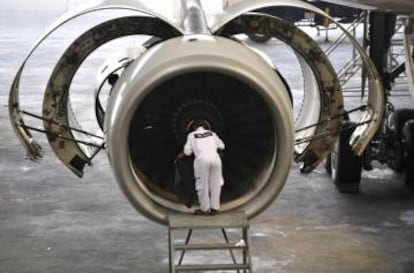 Imagen de un t&eacute;cnico revisando un motor de Rolls-Royce en el aeropuerto de Yakarta (Indonesia) 