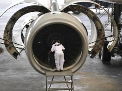 Imagen de un t&eacute;cnico revisando un motor de Rolls-Royce en el aeropuerto de Yakarta (Indonesia) 