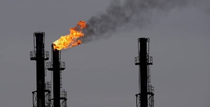 Chimeneas de una refinería de gas y petróleo. 