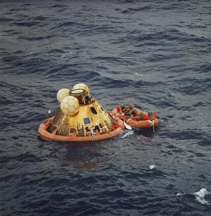 Un comunicado difundido por su familia señaló que Collins había estado luchando contra el cáncer. En la imagen, la tripulación del Apolo 11 es recogida por una balsa salvavidas del 'USS Hornet' tras su histórica misión de alunizaje, a unas 812 millas náuticas al suroeste de Hawai, el 24 de julio de 1969.