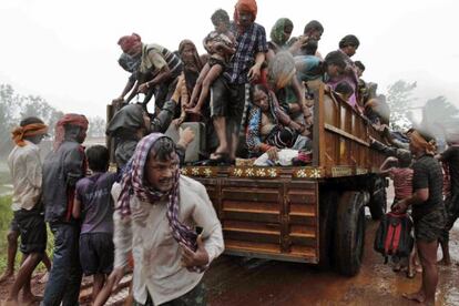 Campesinos evacuados cerca de Berhampur.