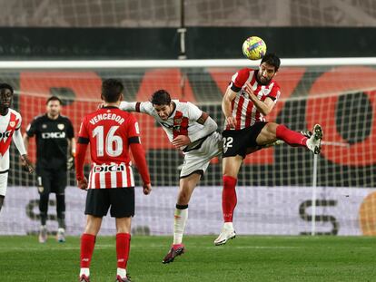 MADRID, 05/03/2023.- El delantero del Athletic Raúl García (d) cabecea un balón ante Santi Comesaña (2-d), del Rayo Vallecano, durante el partido de LaLiga entre el Rayo Vallecano y el Athletic de Bilbao que han disputado este domingo en el estadio de Vallecas. EFE/Rodrigo Jiménez
