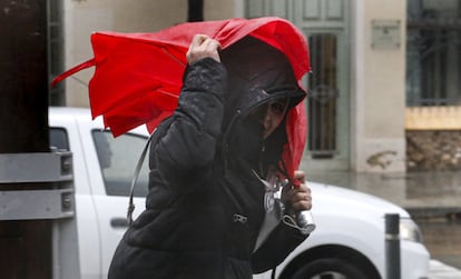 Quan els ferros dels paraigües es trenquen, el millor és fer servir la tela de caputxa. La qüestió és no mullar-se.