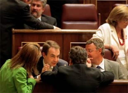 José Luis Rodríguez Zapatero y Jesús Caldera conversan con otros dos diputados en el Congreso.