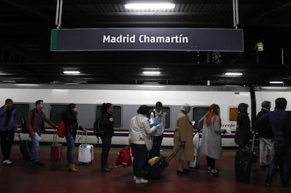 Los pasajeros pasan por el control de billetes unos minutos antes de que salga el tren, a las 22.30, desde la estación de Chamartín (Madrid) con dirección a Galicia. Esta ruta funciona todos los días de la semana, salvo los sábados. En Medina del Campo (Valladolid) se separa la parte que va a Ferrol; en Ourense, la que se dirige a Vigo y Pontevedra; y el resto va a Santiago de Compostela y A Coruña.